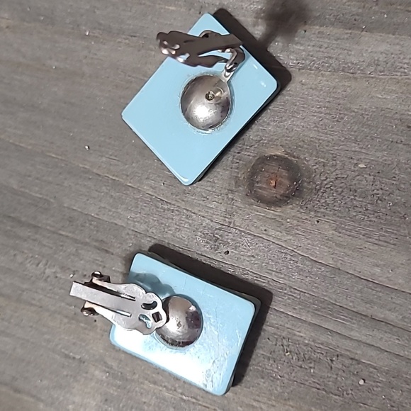 Vintage Clip On Earrings - Picture 3 of 4